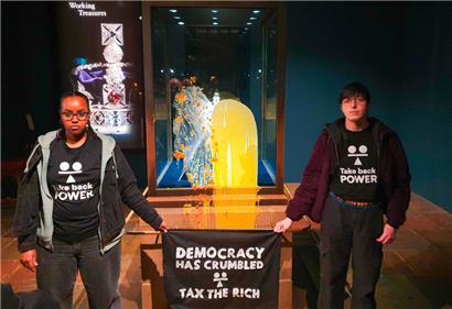 Apple Crumble mit Crème anglaise auf Königskrone als Symbol für unfaire Steuerpolitik und soziale Ungerechtigkeit
