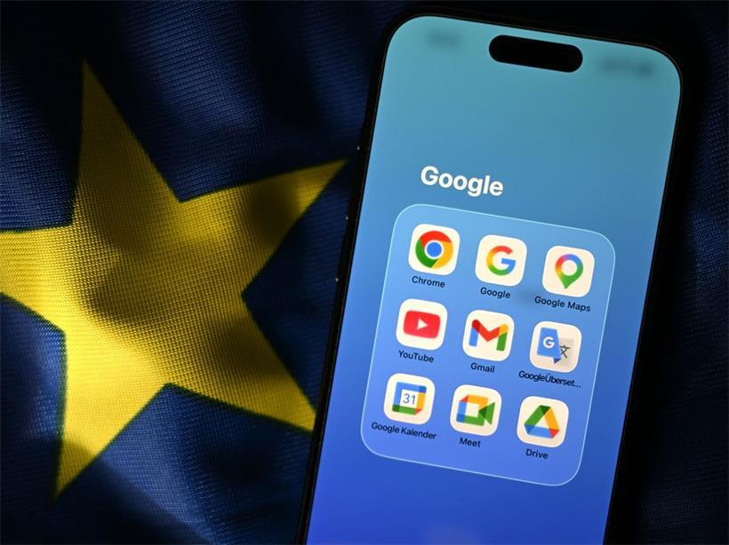Smartphone mit Alphabet-Apps-Ordner auf EU-Flagge, Symbol für Google-Mutterkonzern und europäische Technologieentwicklung
