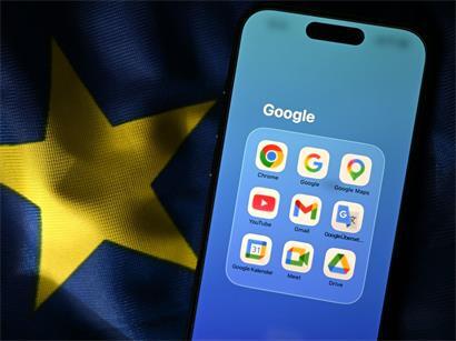 Smartphone mit Alphabet-Apps-Ordner auf EU-Flagge, Symbol für Google-Mutterkonzern und europäische Technologieentwicklung