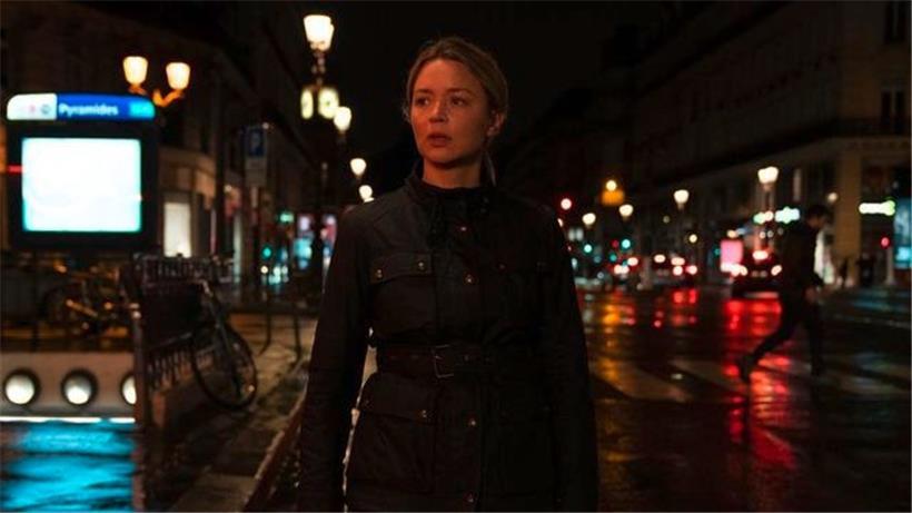 Après avoir survécu à un attentat, Mia (Virginie Efira) doit réapprendre à vivre

