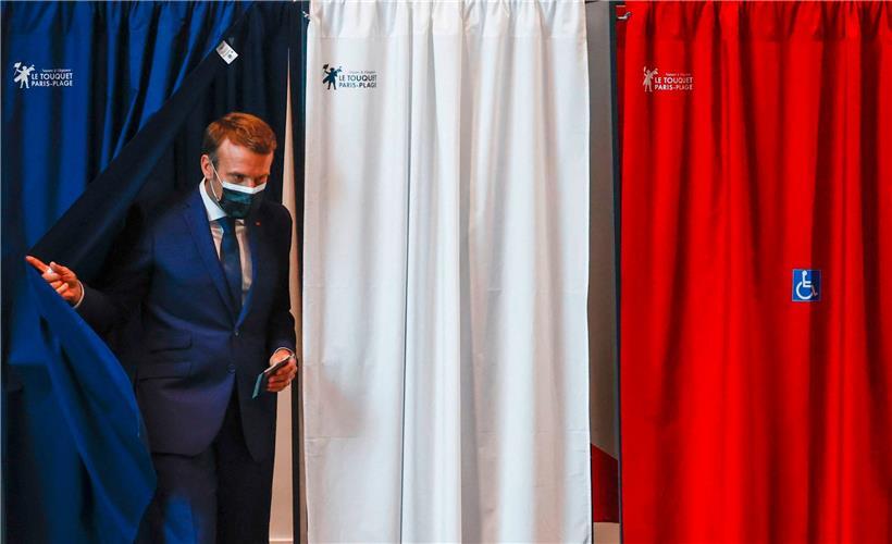 Après avoir voté à la mi-journée au Touquet (Pas-de-Calais), le président de la République Emmanuel Macron suivait la soirée électorale avec ses conseillers à l’Elysée
