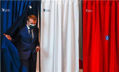 Après avoir voté à la mi-journée au Touquet (Pas-de-Calais), le président de la République Emmanuel Macron suivait la soirée électorale avec ses conseillers à l’Elysée
