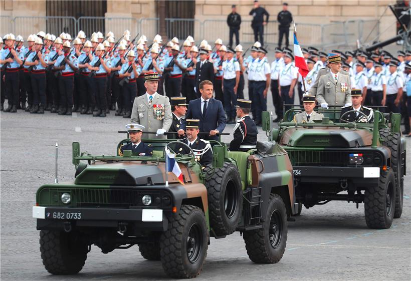 Après un défilé du 14 juillet sous le signe du Covid, Macron a annoncé le masque obligatoire et un plan de relance
