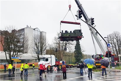 April 2021: Die Hanomag-Dampflok wird zur Restaurierung abtransportiert. Am Samstag kehrt sie zurück.
