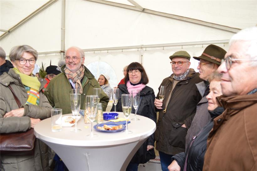 Apropos Jagd: Am Sonntag jagte ein Regenschauer den anderen und die Gäste suchten unter den Zeltdächern Schutz vor Wind und Nässe
