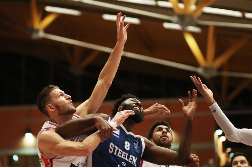 Arantia Fels feierte gegen Kordall (in Blau) den ersten Heimsieg der Saison
