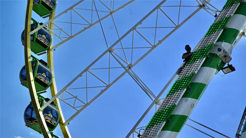 Arbeit in luftiger Höhe: Zwei Tage vor der Eröffnung wird am Riesenrad noch einm...