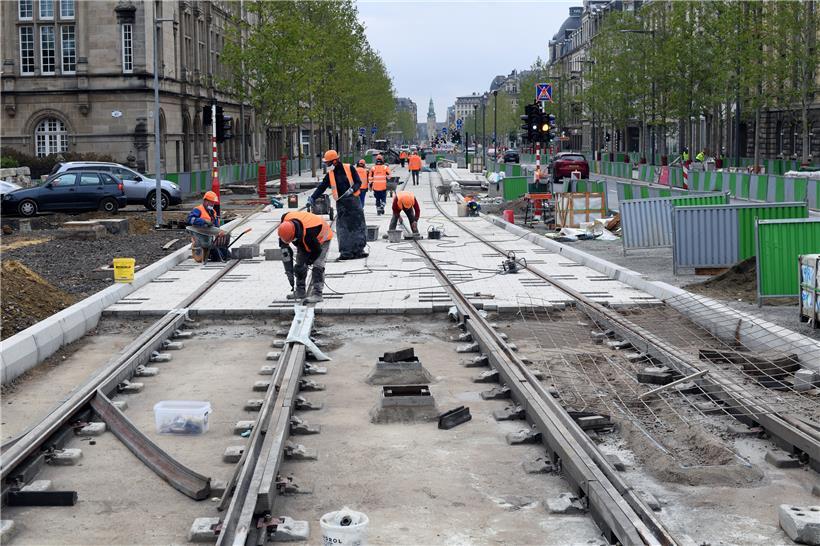 Arbeiten am Metzer Platz: Die Strecke zum Bahnhof (im Hintergrund) wird am 5. Ok...