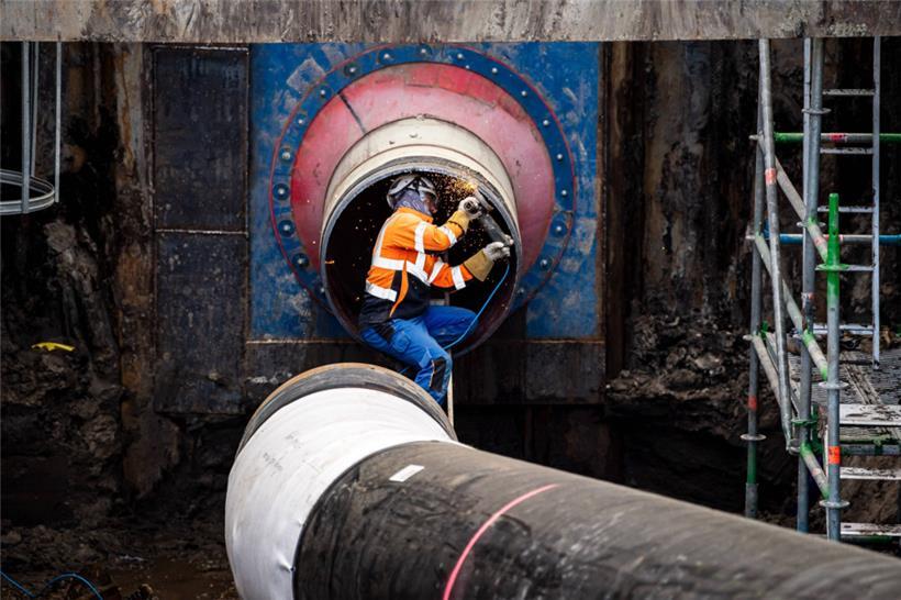Arbeiten an einem LNG-Terminal bei Wilhelmshaven
