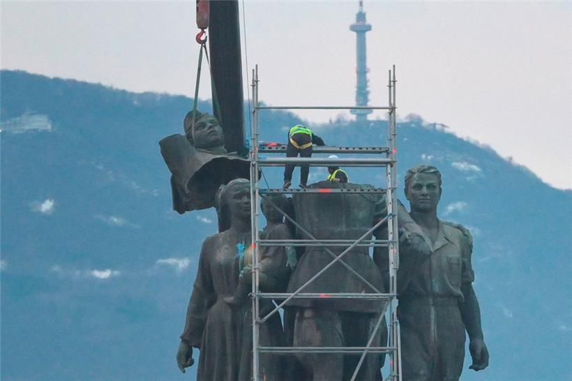 Arbeiter bauen eine der umstrittenen Statuen in Sofia ab
