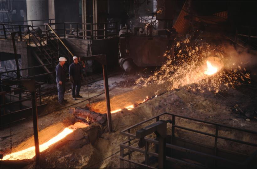 Arbeiter bei den Hochöfen in den 1960er Jahren
