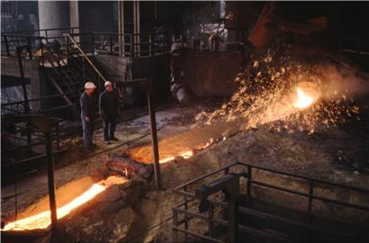 Arbeiter bei den Hochöfen in den 1960er Jahren
