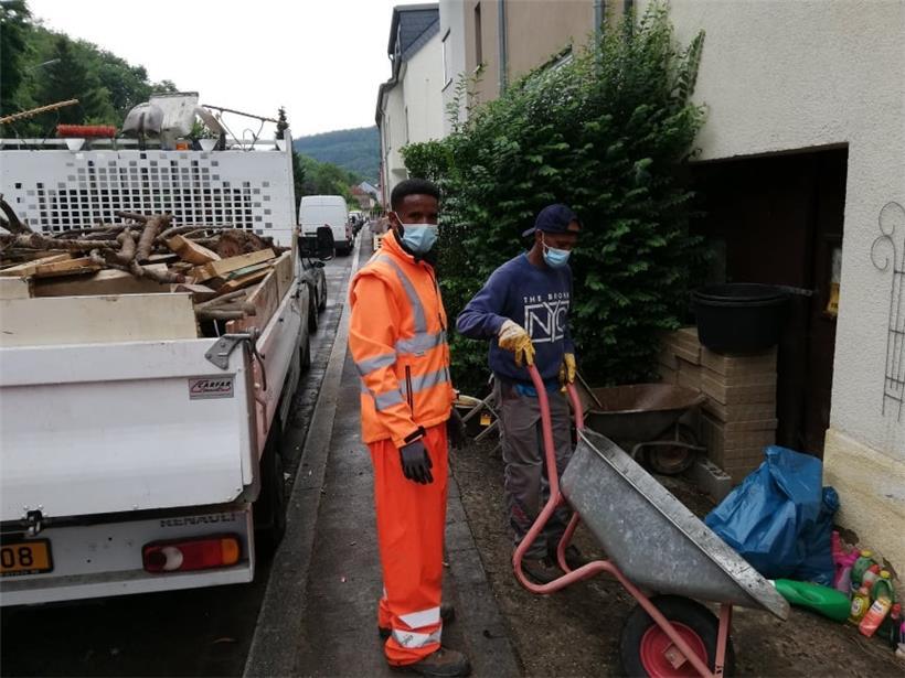 Arbeiter beladen den Kleinlastwagen mit Holz