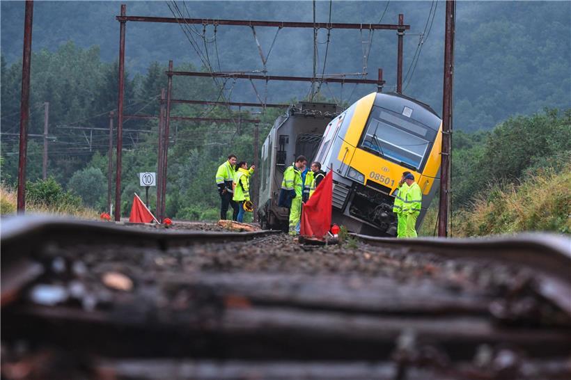 Arbeiter der SNCB begutachten die Schäden: In der Wallonie waren viele Zugverbindungen unterbrochen
