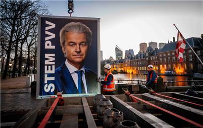 Arbeiter entfernen in Den Haag eine Wahlkampfwerbung von Geert Wilders – zu spät
