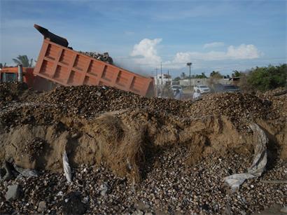 Arbeiter errichten eine Barrikade, um zu verhindern, dass Wasser in ihre Stadt eindringt, während sich der Hurrikan Polo in Puerto San Carlos im Bundesstaat Baja California Sur, Mexiko, nähert