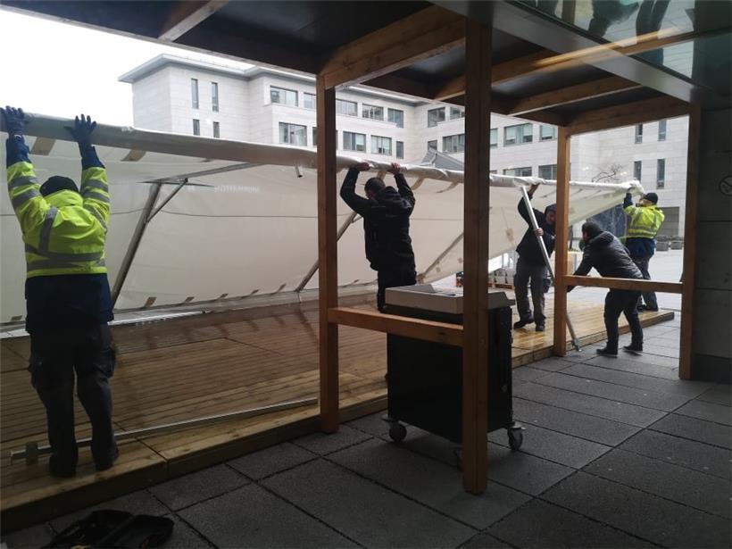 Arbeiter errichten vor dem Kirchberg-Krankenhaus Zelte für die Eingangskontrollen
