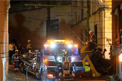 Arbeiter haben die Trümmer der entgleisten Standseilbahn „Elevador da Gloria“ beseitigt
