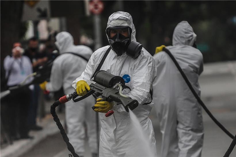 Arbeiter in Schutzanzügen desinfizieren am Flughafen São Paulo Congonhas den Boden. Brasilien ist nun das Land mit den zweitmeisten Corona-Toten weltweit. Die Zahl der Infizierten des bevölkerungsreichsten Landes Lateinamerikas stieg auf über 888 000 Infizierten.
