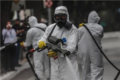 Arbeiter in Schutzanzügen desinfizieren am Flughafen São Paulo Congonhas den Boden. Brasilien ist nun das Land mit den zweitmeisten Corona-Toten weltweit. Die Zahl der Infizierten des bevölkerungsreichsten Landes Lateinamerikas stieg auf über 888 000 Infizierten.
