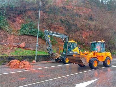 Arbeiter räumen Steinbrocken nach einem Felssturz an der Kaiser-Wilhelm-Brücke weg. Die nach dem Felssturz gesperrte Straße in Trier ist wieder freigegeben
