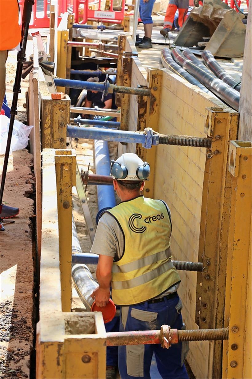 Arbeiter verlegen Gasrohre für das Nieder- und Mitteldrucknetz
