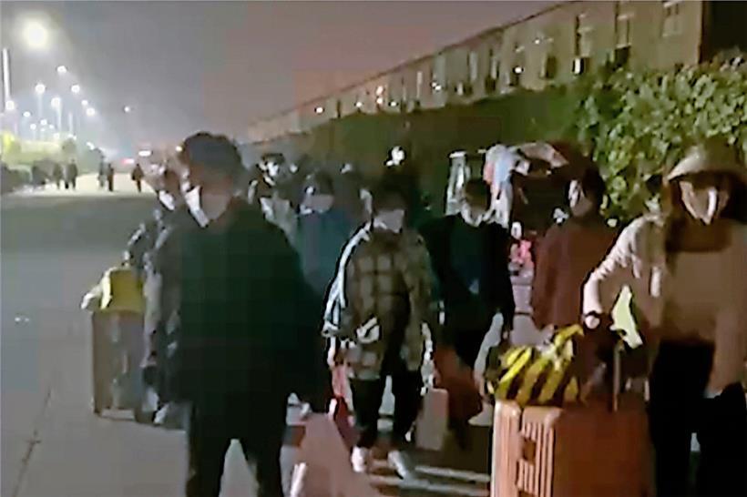 Arbeiter vom Apple-Zulieferer Foxconn fliehen vom Firmengelände, um einem Lockdown und Lebensmittelengpässen zu entgehen
