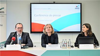 Arbeitsminister Georges Engel, ADEM-Direktorin Isabelle Schlesser und Ines Baer, Chefin des statistischen Dienstes der ADEM, bei der Vorstellung der neuen interaktiven Funktionen auf der Webseite der ADEM
