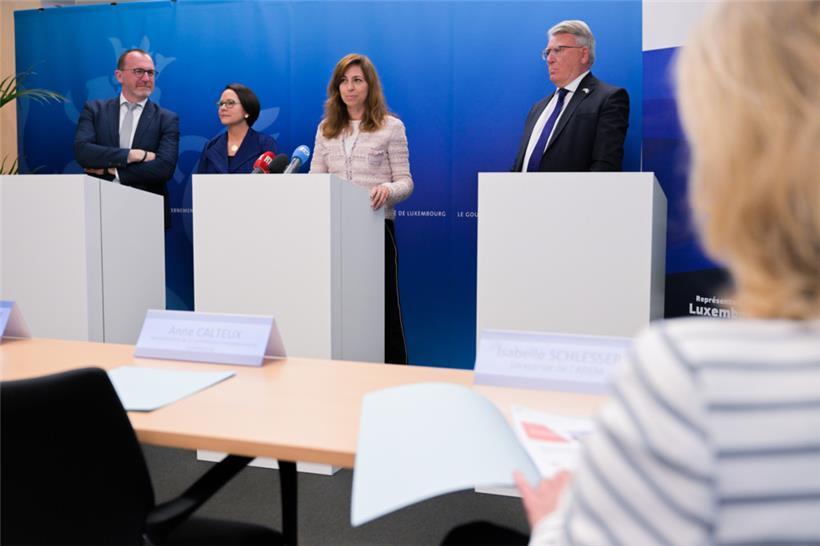Arbeitsminister Georges Engel, Finanzministerin Yuriko Backes, Anne Calteux (Vertreterin der EU-Kommission in Luxemburg) und EU-Kommissar für Beschäftigung und Soziales Nicolas Schmit während der Pressekonferenz am Montag im Arbeitsministerium   
