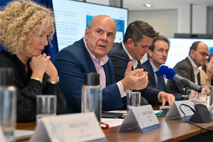 Arbeitsminister Marc Spautz (2.v.l.) schätzt die Mehrkosten, die durch die Reform für Luxemburg entstehen werden, auf 200 Millionen Euro