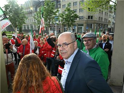 Arbeitsminister Marc Spautz im Gespräch mit OGBL- und LCGB-Demonstranten bei Gewerkschaftsprotest