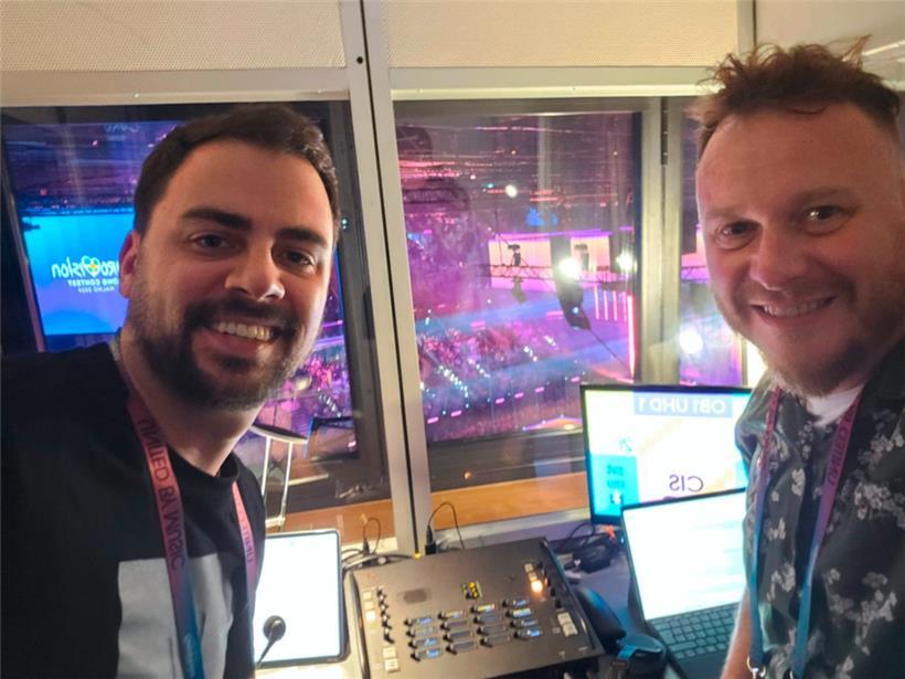 Arbeitsplatz mit Aussicht: Die beiden Luxemburger Kommentatoren in ihrer „Box“.
