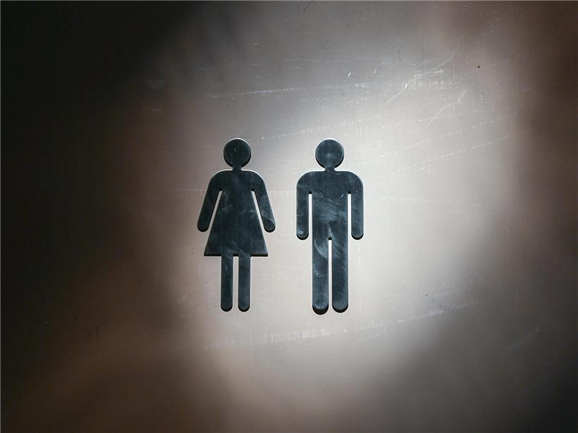 Frauen und Männer diskutieren unterschiedliche Arbeitsrealitäten 2025, Vielfalt und Arbeitsqualität im modernen Büro