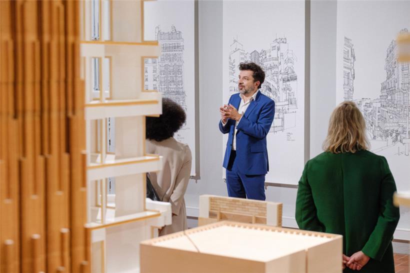 Architekt Jean-Christophe Quinton in seiner Ausstellung „L’altérité des pièces et la promesse des formes“
