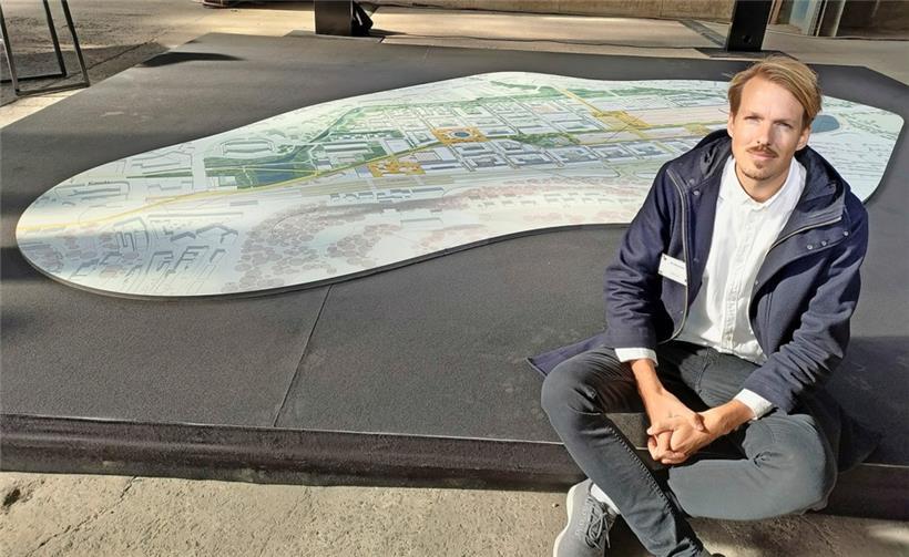 Architekt Ole Storjohann (Cobe) vor dem Masterplan der „Metzeschmelz“
