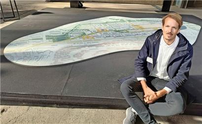 Architekt Ole Storjohann (Cobe) vor dem Masterplan der „Metzeschmelz“
