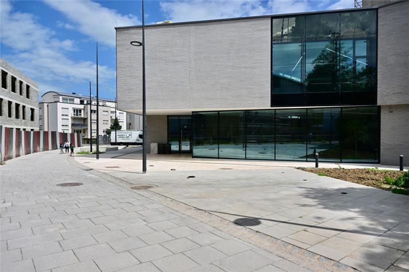 Architekten des modernen Gebäudes sind „Schemel Wirtz Architectes Associés“
