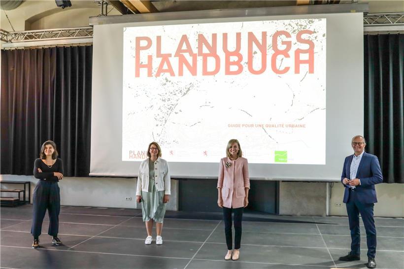 Architektin Stéphanie Laruade, Bürgermeisterin Pascale Hansen, Innenministerin Taina Bofferding und Landesplanungsminister Claude Turmes bei der Vorstellung des Handbuches „Pour une meilleure qualité urbaine“ am vergangenen Freitag in Diekirch
