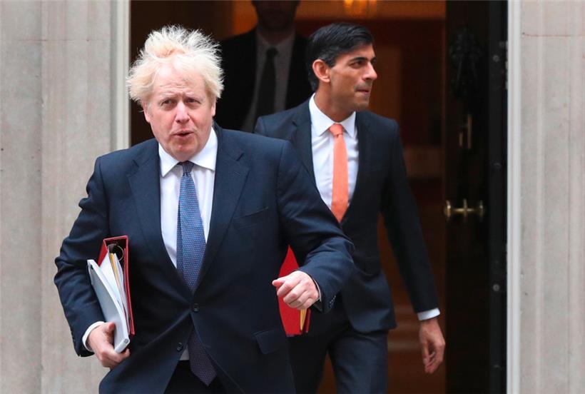Archiv: 13.10.2020 Boris Johnson (l), damals Premierminister von Großbritannien, und Rishi Sunak, damals Finanzminister von Großbritannien, verlassen die Downing Street 10
