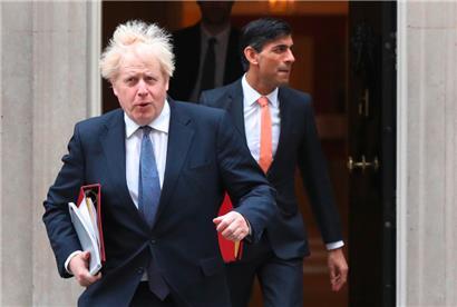 Archiv: 13.10.2020 Boris Johnson (l), damals Premierminister von Großbritannien, und Rishi Sunak, damals Finanzminister von Großbritannien, verlassen die Downing Street 10
