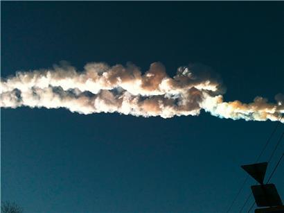 Archivbild: 2013 stürzte ein Asteroid über Russland, deutlich sichtbar, in die Atmosphäre der Erde

