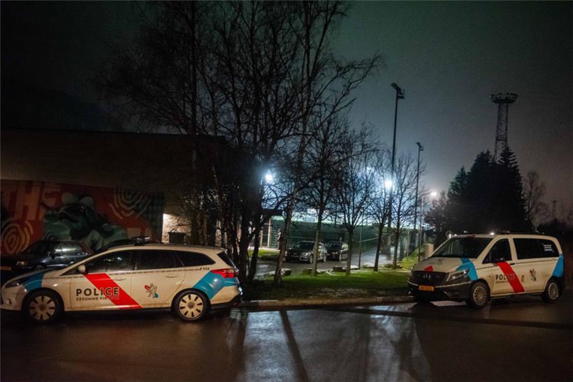 Archivbild aus dem Januar 2023: Einsatzfahrzeuge stehen neben dem Übungs-Fußballfeld in Esch, nachdem es dort zu einem Gewaltausbruch gekommen war

