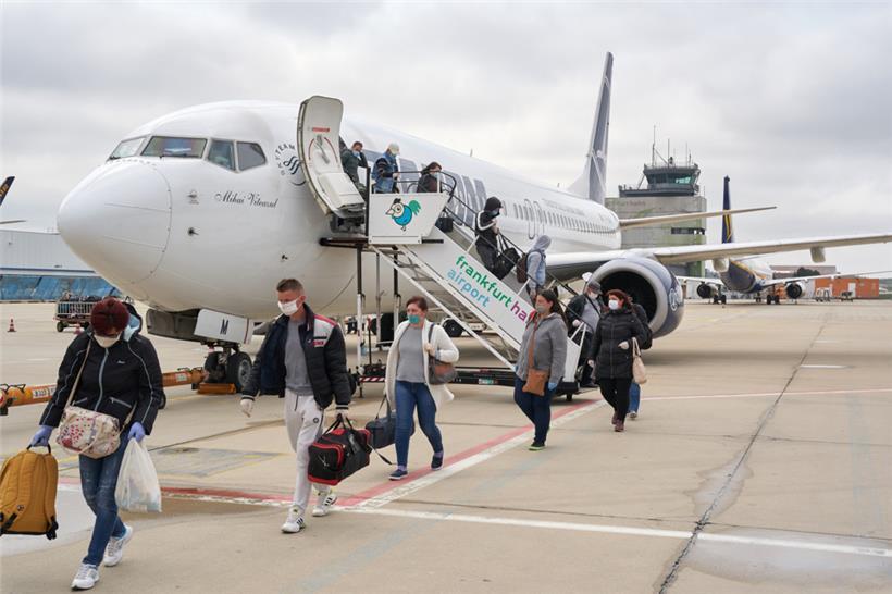 Archivbild von 2020: Menschen kommen am Flughafen Hahn an

