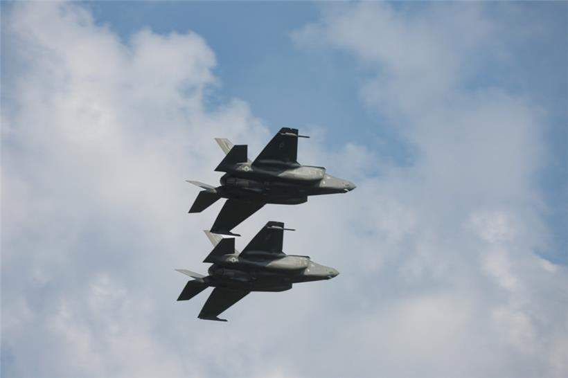 Archivfoto: F-35-Jets der polnischen Luftwaffe nehmen an der Militärparade anlässlich des Tages der polnischen Streitkräfte teil. Die polnische Luftwaffe stieg wegen russischer Angriffe auf die Ukraine zur Sicherung des eigenen Luftraums auf.
