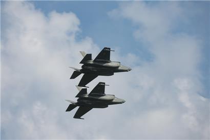 Archivfoto: F-35-Jets der polnischen Luftwaffe nehmen an der Militärparade anlässlich des Tages der polnischen Streitkräfte teil. Die polnische Luftwaffe stieg wegen russischer Angriffe auf die Ukraine zur Sicherung des eigenen Luftraums auf.
