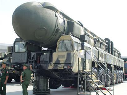 Interkontinentalrakete mit Nuklearsprengköpfen auf russischer Rüstungsmesse 2017, Archivfoto militärische Waffentechnologie