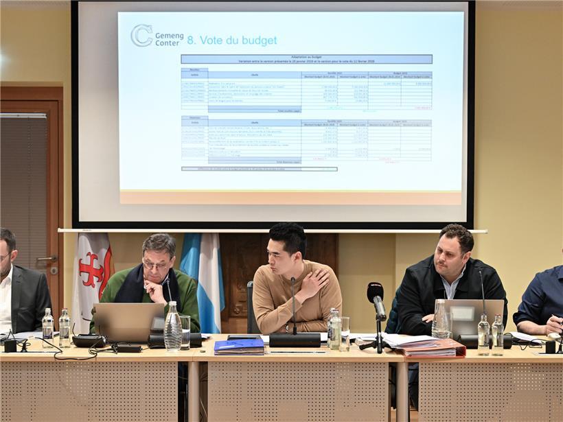 Ari Arrensdorff (déi gréng), Dali Zhu (DP) und Pol Thomé (LSAP) stehen gemeinsam bei politischer Veranstaltung in Luxemburg