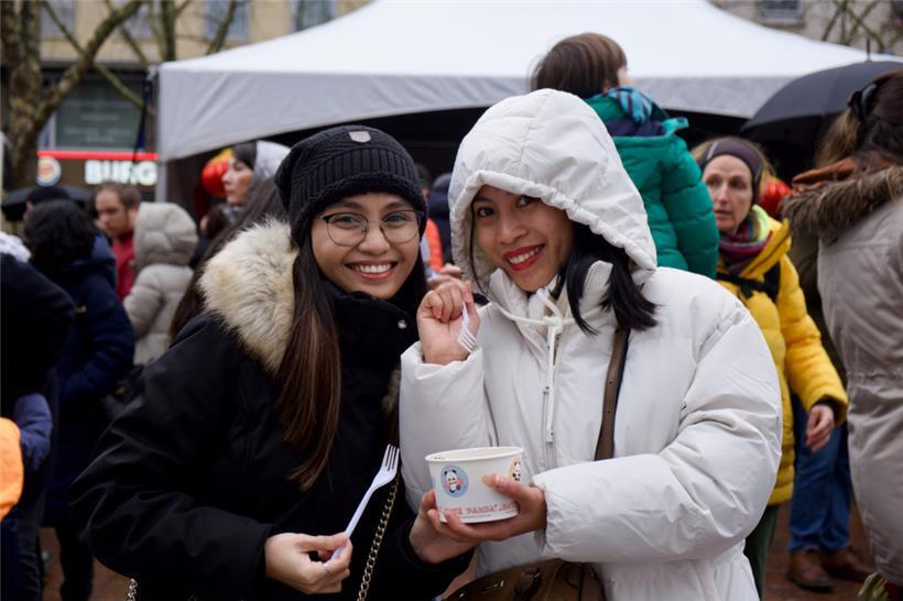 Ariana und Thalia von den Philippinen sind fasziniert von der Textur der handgez...
