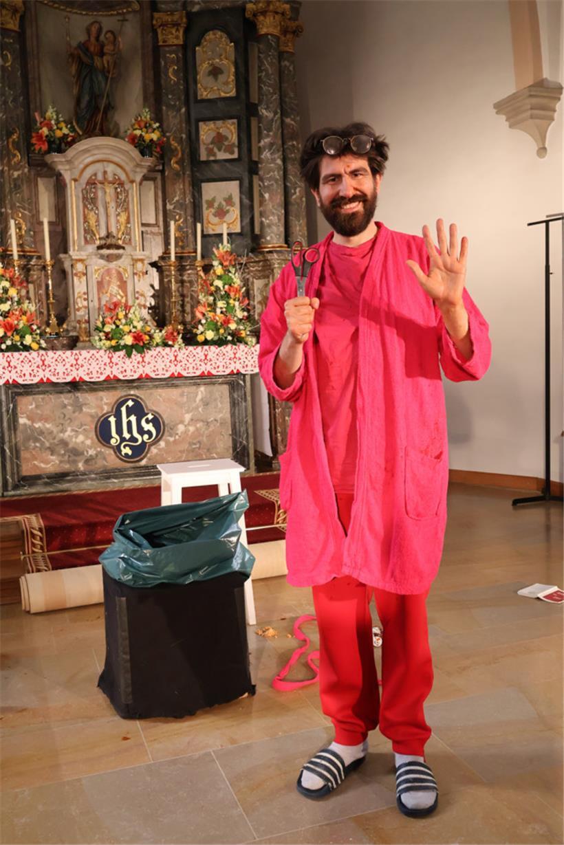 Ariel Doron liebt das Puppenspiel und reist mit seinen Shows um die ganze Welt