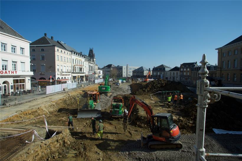Arlon verändert sich. Die Umgestaltung des place Léopold ist eingebettet in weitere Modernisierungen und Renovierungen an den Straßen rundherum. Spielraum für die Investitionen bieten die rund 8,7 Millionen Euro jährlichen Einnahmen aus dem „Fonds Juncker-Reynders“. Das Gesamtbudget der Stadt beträgt rund 58 Millionen Euro. Weiter links liegt die Fußgängerzone mit vielen kleinen Geschäften. 

